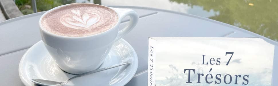 Tasse de café à côté du livre Les 7 Trésors Porteurs de Sens.