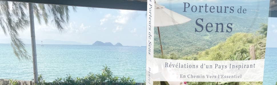 Vue sur l'océan avec une partie de la couverture du livre Les 7 Trésors.